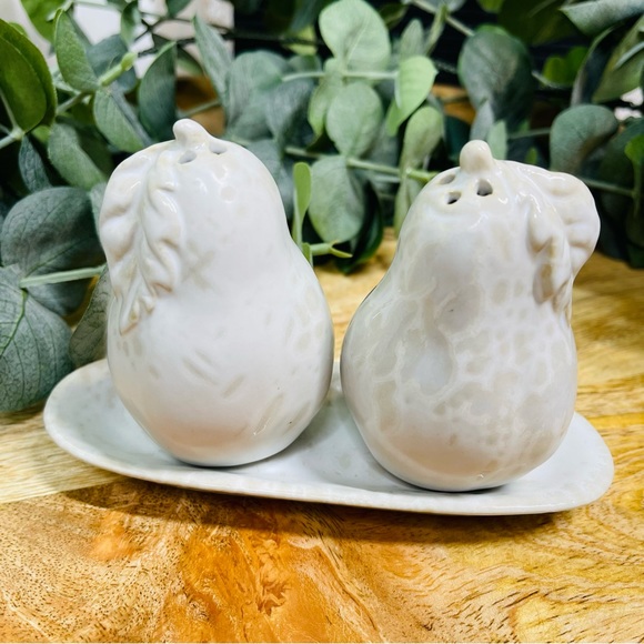 NWT Anthropologie - Pear Stoneware Salt & Pepper Shakers - Picture 2 of 6